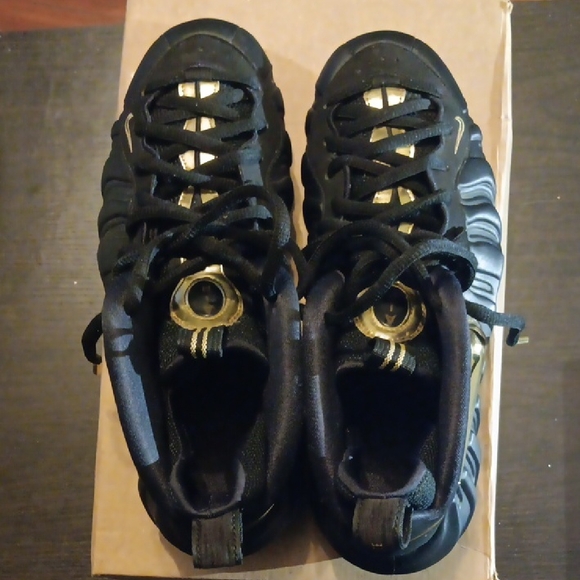 Nike Air Foamposite Pro (2018) Black Metallic Gold Mens 9 Womens 10.5 EUC - Picture 6 of 10